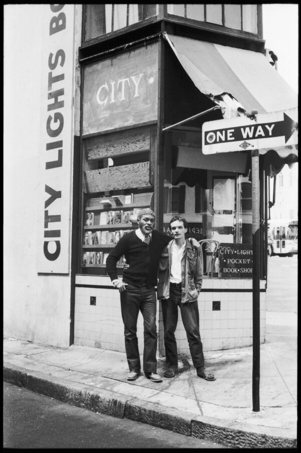 Ted Joans und Michael Kellner vor dem City Lights Buchladen, San Francisco, Sommer 1980